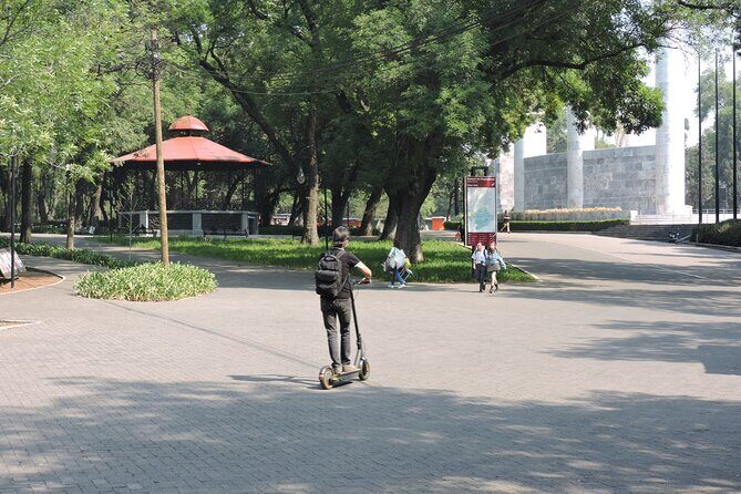 Bike tour in the Chapultepec Forest and Roma Condesa - Roma on two wheels: bike lanes plus postcard-scale plazas