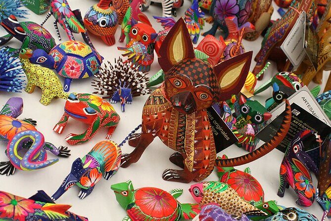 Essence Zapoteca Monte Albán, Barro Negro and Alebrijes for a day. - Arrazola and the alebrijes workshop: tonas y nahuales in action