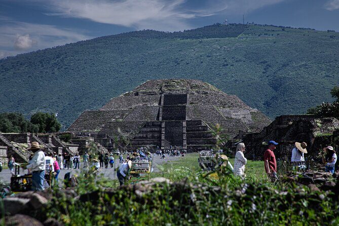 Guided tour in Teotihuacan + breakfast in Cueva + Transportation CDMX - The Tlalocan workshop stop: where you connect the dots