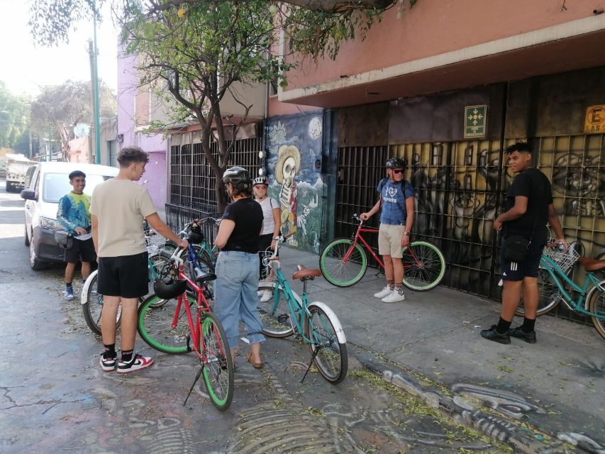 Mexico City: Art Naco, murals & street art bike tour - The Ride Itself: Traffic Rules, Helmets, and Keeping Your Confidence