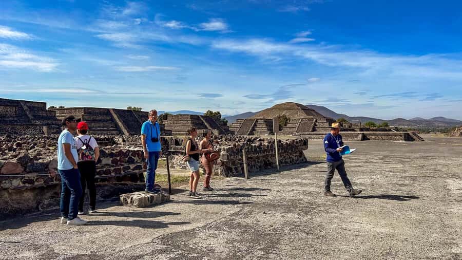 Mexico City: Teotihuacan, Tlatelolco & Guadalupe Shrine Tour - Guadalupe Basilica: the cloak, the meaning, and the crowds you should expect