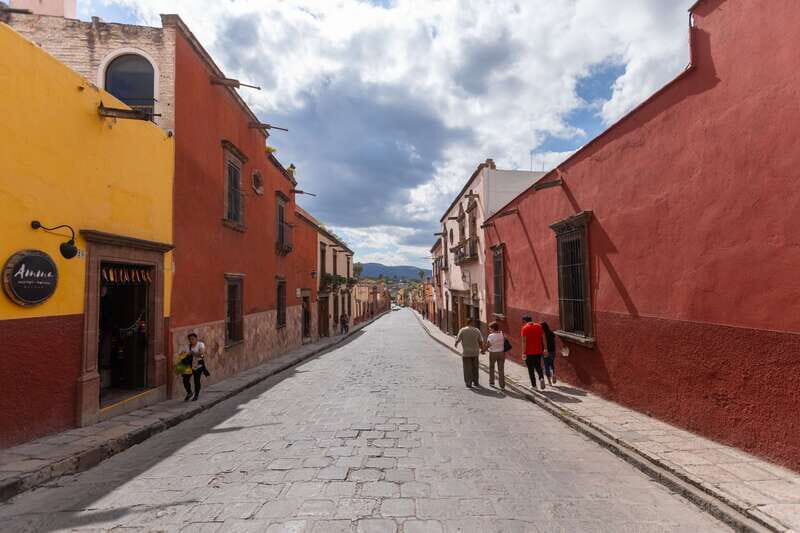 San Miguel: Landmarks and Lunch Walking Tour in English - Downtown San Miguel on foot: markets, schools, and churches