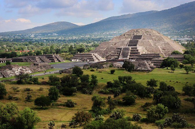 Teotihuacan & Basilica Guadalupe Tour with lunch - Stop 2: Basilica de Guadalupe, Tepeyac Hill, and the Juan Diego relic moment