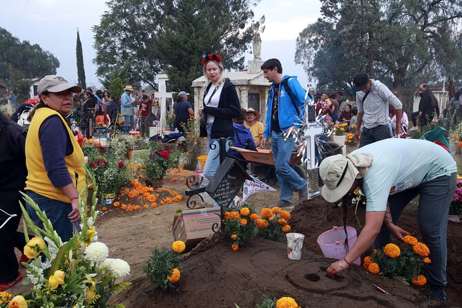 The real "Dia de muertos" tour in Mixquic + secret cemetery - English-guided storytelling: Chandler’s comedy and Alicia’s warmth